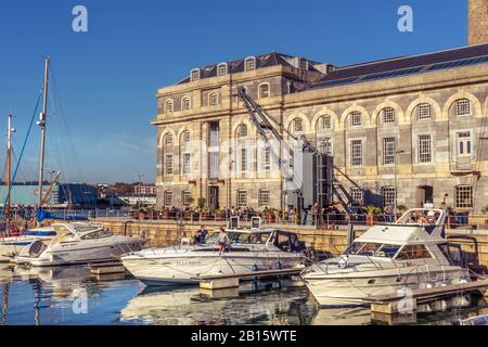 Die Menschen genießen den Sonnenschein an der beliebten Waterside touristische Attraktion des Royal William Yard in Plymouth, Devon. Stockfoto