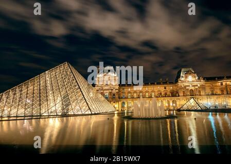 Paris - 25. SEPTEMBER: Louvre in der Nacht zum 25. september 2013 in Paris. Der Louvre ist eines der größten Museen der Welt und eines der bedeutendsten Museen der Welt Stockfoto