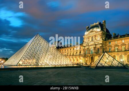 Paris - 25. SEPTEMBER: Louvre in der Nacht zum 25. september 2013 in Paris. Der Louvre ist eines der größten Museen der Welt und eines der bedeutendsten Museen der Welt Stockfoto