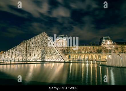 Paris - 25. SEPTEMBER: Louvre in der Nacht zum 25. september 2013 in Paris. Der Louvre ist eines der größten Museen der Welt und eines der bedeutendsten Museen der Welt Stockfoto