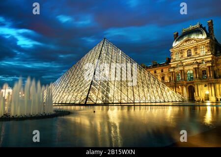 Paris - 25. SEPTEMBER: Louvre in der Nacht zum 25. september 2013 in Paris. Der Louvre ist eines der größten Museen der Welt und eines der bedeutendsten Museen der Welt Stockfoto