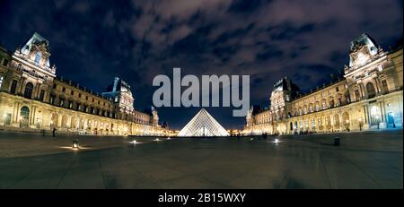 Paris - 25. SEPTEMBER: Louvre in der Nacht zum 25. september 2013 in Paris. Der Louvre ist eines der größten Museen der Welt und eines der bedeutendsten Museen der Welt Stockfoto