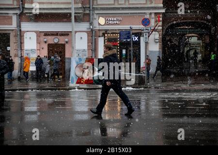 Moskau, Russland. Februar 2020 Teilnehmer einer Kundgebung und eines marsches in Zentral-Moskau anlässlich des 102. Jahrestages der Gründung der sowjetischen Roten Armee und der sowjetischen Marine Stockfoto