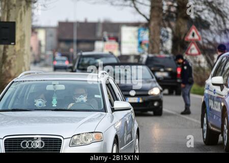 Casalpusterlengo, Italien. Februar 2020. Italienische Staatspolizisten überprüfen Autos und Passagiere, die in und aus der Stadt ziehen, da Maßnahmen ergriffen werden, um den Ausbruch von tCoronavirus COVID-19 Credit zu verhindern: Piero Cruciatti/Alamy Live News Stockfoto