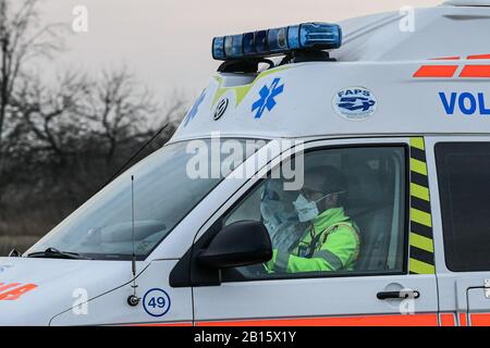 Casalpusterlengo, Italien. Februar 2020. Ein Krankenwagen kommt in der Stadt mit Personal, das Schutzanzüge trägt, da Maßnahmen ergriffen werden, um den Ausbruch von Coronavirus COVID-19 Credit zu verhindern: Piero Cruciatti/Alamy Live News Stockfoto