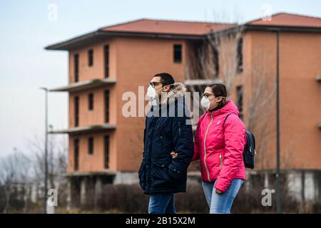 Casalpusterlengo, Italien. Februar 2020. Ein junges Paar, das Masken trägt, sieht auf, wie Maßnahmen ergriffen werden, um den Ausbruch von Coronavirus COVID-19 Credit zu verhindern: Piero Cruciatti/Alamy Live News Stockfoto