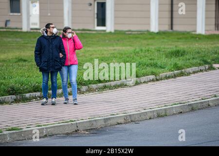 Casalpusterlengo, Italien. Februar 2020. Ein junges Paar, das Masken trägt, sieht auf, wie Maßnahmen ergriffen werden, um den Ausbruch von Coronavirus COVID-19 Credit zu verhindern: Piero Cruciatti/Alamy Live News Stockfoto