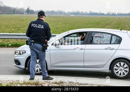 Casalpusterlengo, Italien. Februar 2020. Italienische Staatspolizisten überprüfen Autos und Passagiere, die in und aus der Stadt ziehen, da Maßnahmen ergriffen werden, um den Ausbruch von Coronavirus COVID-19 Credit zu verhindern: Piero Cruciatti/Alamy Live News Stockfoto