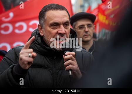 Moskau, Russland. Februar 2020 der russische Politiker und Fernsehmoderator Maxim Shevchenko bei einer Kundgebung und einem marsch in Zentral-Moskau anlässlich des 102. Jahrestages der Gründung der sowjetischen Roten Armee und der sowjetischen Marine Stockfoto