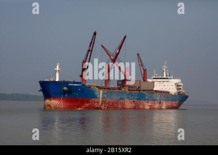 Ausländische Frachtschiffe ankerten am Fluss Poshur nahe dem Mongla Sea Port an. Bagerhat, Bangladesch Stockfoto