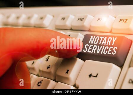 Konzeptionelles Handschreiben mit Notary Services. Konzept bedeutet Dienstleistungen, die von einem staatlich beauftragten Notar erbracht werden Stockfoto