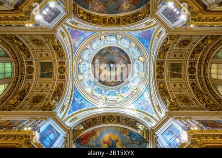 Innenansicht der Kathedrale von Sankt Isaac in Sankt Petersburg, Russland. Decke und Kuppel. Stockfoto