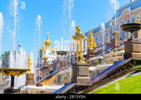 Sankt PETERSBURG, RUSSLAND - 15. JUNI 2014: Schloss Peterhof (Petrodvorets) mit Grand Cascade. Das Peterhof-Schloss gehört zum UNESCO-Weltkulturerbe Stockfoto