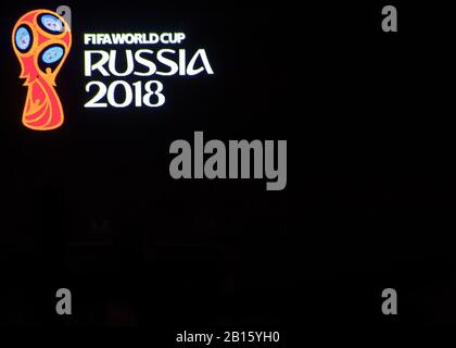 Moskau, RUSSLAND - 10. Juni 2017 Das Logo der Weltmeisterschaft RUSSLAND 2018 auf dem Dach eines hohen Gebäudes in Moskau. Stockfoto