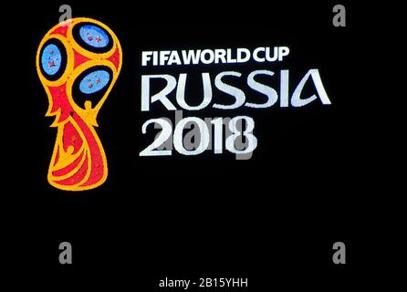 Moskau, RUSSLAND - 10. Juni 2017 Das Logo der Weltmeisterschaft RUSSLAND 2018 auf dem Dach eines hohen Gebäudes in Moskau. Stockfoto