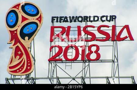 Moskau, RUSSLAND - 10. Juni 2017 Das Logo der Weltmeisterschaft RUSSLAND 2018 auf dem Dach eines hohen Gebäudes in Moskau. Stockfoto