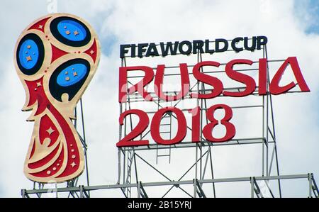 Moskau, RUSSLAND - 10. Juni 2017 Das Logo der Weltmeisterschaft RUSSLAND 2018 auf dem Dach eines hohen Gebäudes in Moskau. Stockfoto