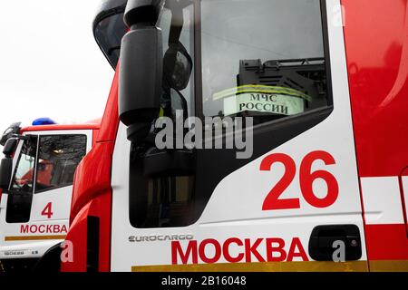 Moskau, Russland. Februar 2020 Feuerwehrfahrzeuge während einer Demonstration von Brandgeräten zu Ehren des 30. Jahrestags des Ministeriums für Notfallsituationen auf der VDNKh Ausstellung in Moskau, Russland Stockfoto