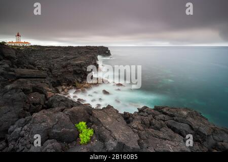 Stürmisches Wetter im Leuchtturm Ponta da Ilha, Ponta da ilha, Pico Island, Azoren, Portugal, Iberische Halbinsel, Westeuropa Stockfoto