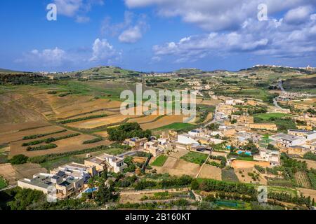 Gozo-Insellandschaft auf Malta, Blick auf die Landschaft mit Feldern, Wiesen und Häusern Stockfoto