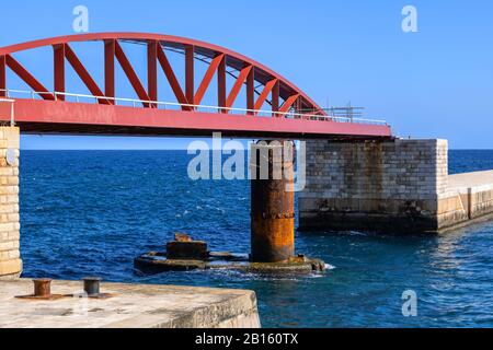 Die St Elmo Bridge oder die Breakwater Bridge, einspännige Bogenbrücke aus Stahltrassen, in Valletta, Malta Stockfoto