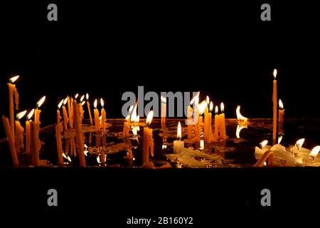 Brennende Kerzen in der Armenisch-orthodoxen Kirche Stockfoto