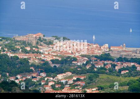 Blick auf Collioure und den Ozean im Hintergrund Stockfoto