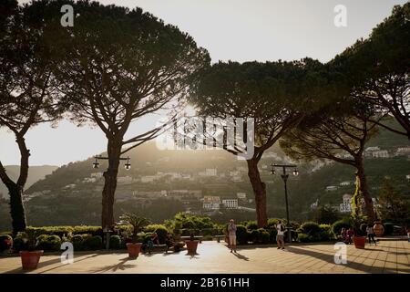 Atemberaubender Blick auf die Costiera Amalfitana von Ravello. Kampanien, Italien. Stockfoto