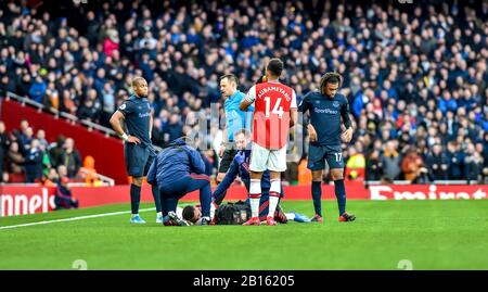 London, Großbritannien. Februar 2020. Pierre-Imarick Aubameyang sieht so aus, als Sead Kolsainac vom FC Arsenal während des Premier-League-Spiels zwischen Arsenal und Everton im Emirates Stadium, London, England am 23. Februar 2020 behandelt wird. Foto von Phil Hutchinson. Nur redaktionelle Nutzung, Lizenz für kommerzielle Nutzung erforderlich. Keine Verwendung bei Wetten, Spielen oder einer einzelnen Club-/Liga-/Spielerpublikationen. Kredit: UK Sports Pics Ltd/Alamy Live News Stockfoto