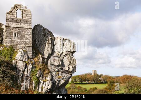 Die Ruinen der St Michaels Chapel, einer mittelalterlichen Einsiedelei auf dem Roche Rock in der Nähe von St Austell, Cornwall, Großbritannien Stockfoto