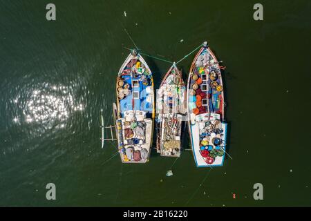 Luftaufnahme von Fischerbooten und Fischmarkt im Süden von Sri Lanka Stockfoto