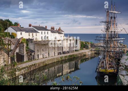 Großsegler in historischen Charlestown Hafen angedockt an der Küste von Cornwall, England Stockfoto