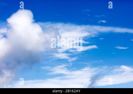 Schöne Wolken gegen blauen Himmel Stockfoto