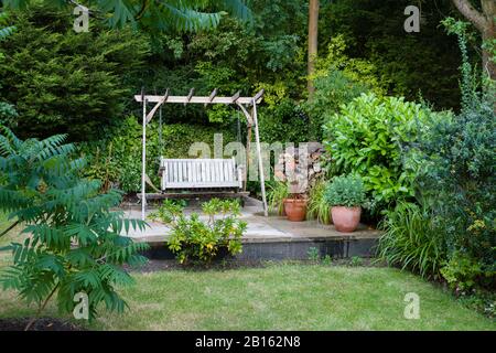 Hintergarten und Terrasse mit Möbeln in einem britischen Haus, Großbritannien Stockfoto