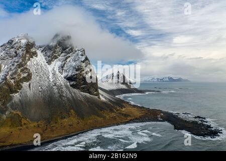Luftaufnahme von Vestrahorn Berge und Stokksnes Strand bei Sonnenuntergang. Island im Frühjahr Stockfoto