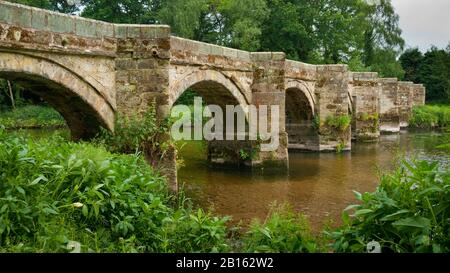 Essex Bridge eine mittelalterliche Packhortbrücke über den Fluss Trent in der Nähe der Shugborough Hall bei Stafford, England Stockfoto