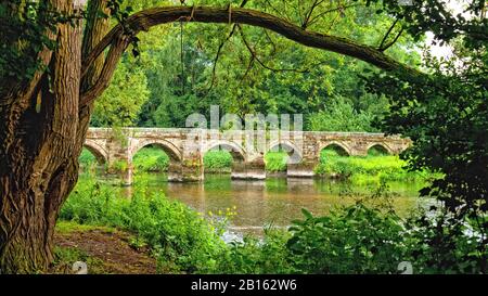 Essex Bridge eine mittelalterliche Packhortbrücke über den Fluss Trent in der Nähe der Shugborough Hall bei Stafford, England Stockfoto