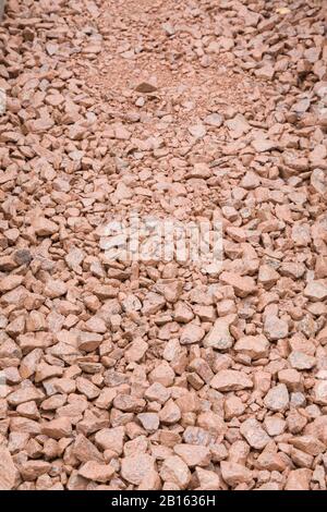 Hardcore-Untergrundstruktur oder gesamter Texturhintergrund, der Baumaterialien darstellt, die in der Bauindustrie, Großbritannien, verwendet werden Stockfoto