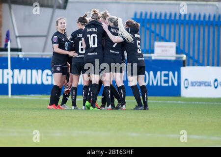 Solihull, West Midlands, Großbritannien. Februar 2020. Bristol City Frauen 1 - 0 BCFC Frauen. Bristol City Frauen feiern, während sie 1 - 0 gegen Birmingham City Frauen gehen. Kredit: Peter Lopeman/Alamy Live News Stockfoto