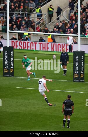 London, Großbritannien. Februar 2020. Owen Farrell aus England startet eine Umwandlung während Guinness Six Nations zwischen England und Irland im Twickenham Stadium, London, England am 23. Februar 2020 Credit: Action Foto Sport/Alamy Live News Stockfoto