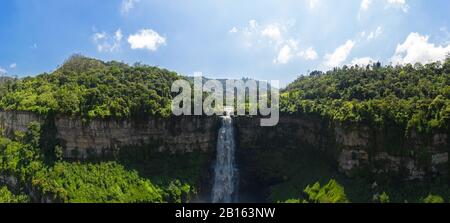 Luftbild des El Salto de Tequendama, einer der imposantesten Wasserfälle Kolumbiens, gespeist vom verschmutzten Bogota-Fluss Stockfoto