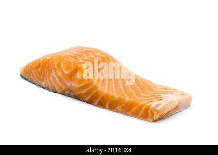 Roher Lachs isoliert auf weißem Hintergrund Stockfoto