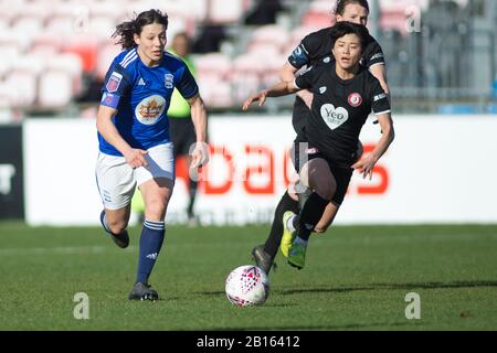 Solihull, West Midlands, Großbritannien. Februar 2020. Bristol City Frauen 1 - 0 BCFC Frauen. Rachel Williams von Birmingham City nimmt den Ball von Bristol City nach vorne. Kredit: Peter Lopeman/Alamy Live News Stockfoto