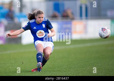 Solihull, West Midlands, Großbritannien. Februar 2020. Bristol City Frauen 1 - 0 BCFC Frauen. Sarah Mayling von Birmingham City spielt den Ball für einen Torangriff. Kredit: Peter Lopeman/Alamy Live News Stockfoto