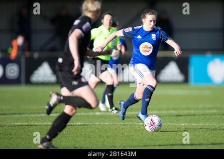 Solihull, West Midlands, Großbritannien. Februar 2020. Bristol City Frauen 1 - 0 BCFC Frauen. Harriet Scott von Birmingham City nimmt den Ball von Bristol City nach vorne. Kredit: Peter Lopeman/Alamy Live News Stockfoto