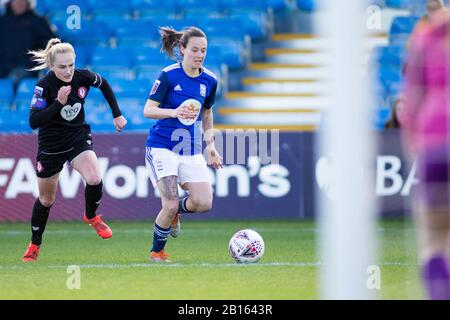 Solihull, West Midlands, Großbritannien. Februar 2020. Bristol City Frauen 1 - 0 BCFC Frauen. Der Abbi Grant von Birmingham City bringt den Ball zum Torangriff. Kredit: Peter Lopeman/Alamy Live News Stockfoto