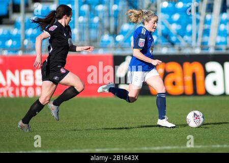 Solihull, West Midlands, Großbritannien. Februar 2020. Bristol City Frauen 1 - 0 BCFC Frauen. Brianna Visalli von Birmingham City nimmt den Ball von Bristol City nach vorne. Kredit: Peter Lopeman/Alamy Live News Stockfoto