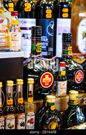 Flaschen des ungarischen Kräuterlikörs Unicum an einem Stand in der Großen Markthalle (Nagyvásárcsarnok), Budapest, Ungarn Stockfoto