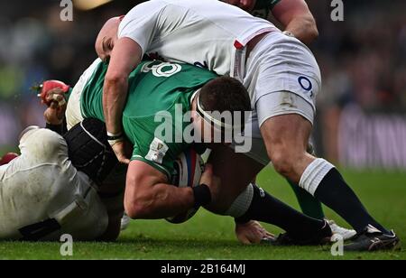 Twickenham, Großbritannien. Februar 2020. CJ Stander (Irland und Munster) wird von dem englischen und dem englischen Rugby Gloucester (England und Gloucester Rugby) in Angriff genommen. England V Irland. Guiness sechs Nationen. Twickenham Stadium. Twickenham. London. GROSSBRITANNIEN. Credit Garry Bowden/Sport in Pictures/Alamy Live News. Credit: Sport In Pictures/Alamy Live News Stockfoto