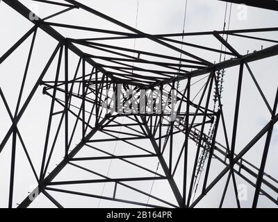 Ein Elektrizitätspylon, der von unten direkt betrachtet wird Stockfoto